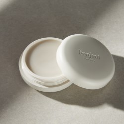 A bespoke, reusable case for Bonjout’s solid serum